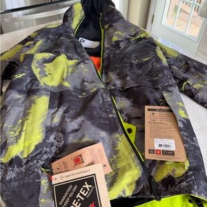 GORE-TEX 686 men’s small Jacket in Black and Neon Yellow